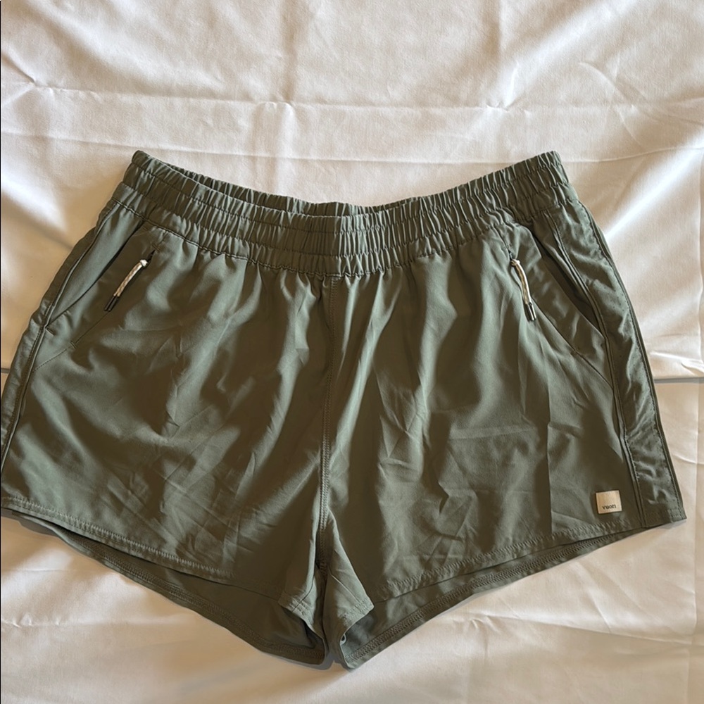 Vuori Dash Short in Pistachio